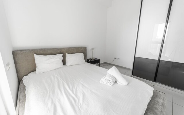 Sea-side 4 BR Apt with Gym