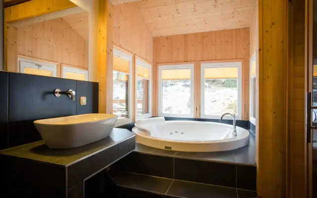 Charming Chalet With Indoor hot tub