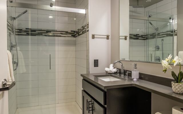 Strip District Apts with Wifi by Frontdesk