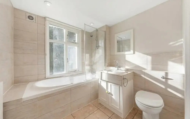 Spacious 3B House in South Kensington