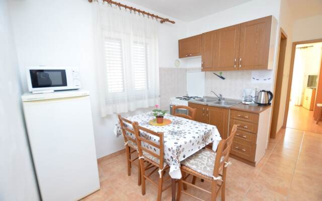 Apartment and Rooms Anton