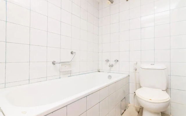 OYO 2065 Holly Sentosa Hotel