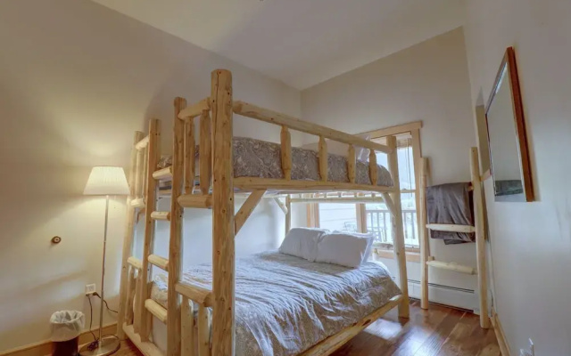 Modern Condo with Amazing Views, Right next to the Lift - CS407 by Redawning