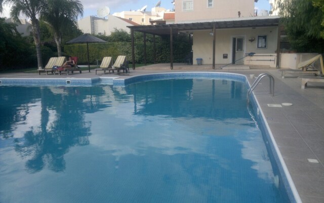 Nina's House Limassol Star