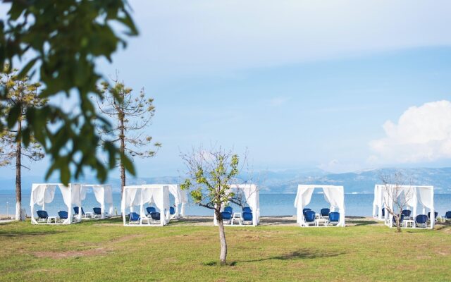 Sandy Beach Complex by Konnect - Poolside Studios and Seaside Apartments