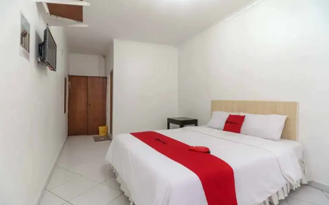 RedDoorz Syariah near Ragunan Zoo 3