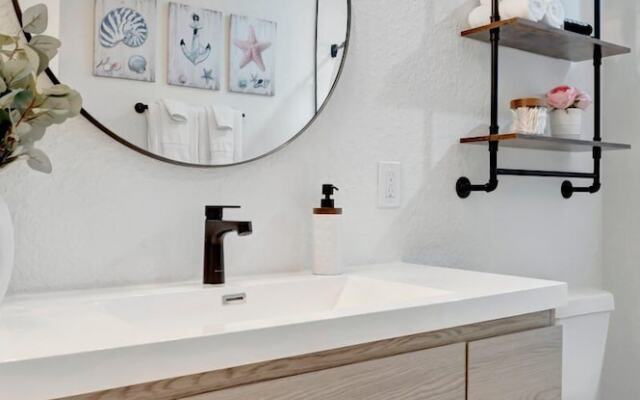 St. Pete Family Bungalow & Private Oasis