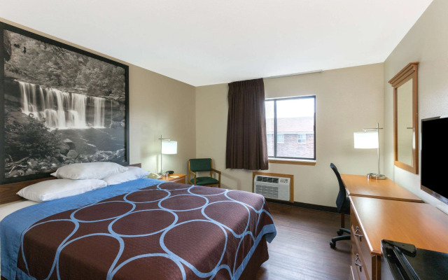 Super 8 by Wyndham Radcliff Ft. Knox Area