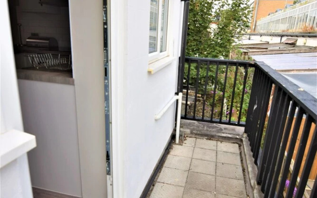 Modern two Bedroom Next TO Brighton Station