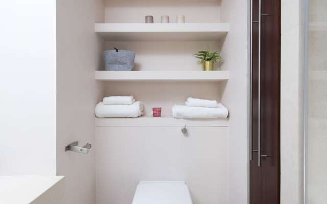 Modern 2BR Flat with Thames River View