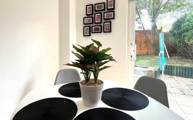 Charming Home Near Gatwick Airport