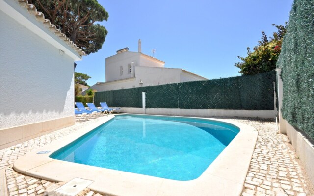 Residential Cul-de-sac Walking Distance to Centre, Private Pool, Free AC & Wifi