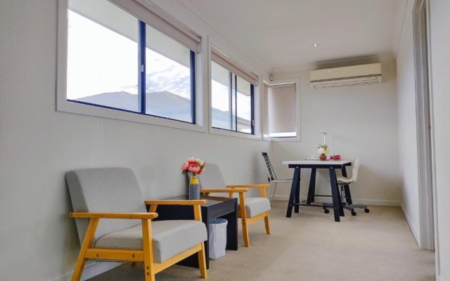 Not entire house!! Cozy two bedrooms with private bathroom and parking – Balcony – Melbourne