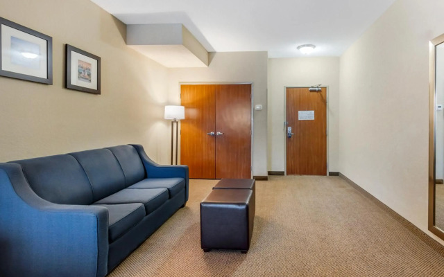 Comfort Inn & Suites Airport Convention Center