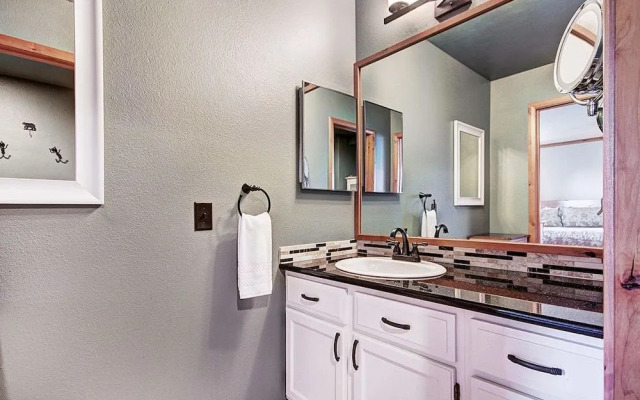 Ski Hill 27 2 Bedroom Condo by RedAwning