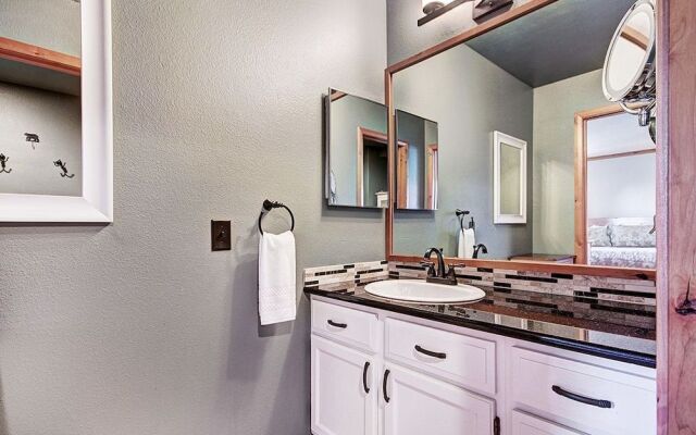 Ski Hill 27 2 Bedroom Condo by RedAwning