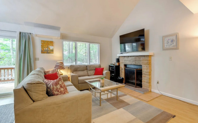 Near Skiing & Lakes: Contemporary Poconos Townhome