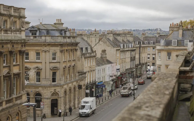 Impeccable 4-bed Apartment in Central Bath