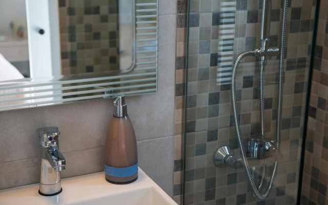 Niovi Seaside Suites