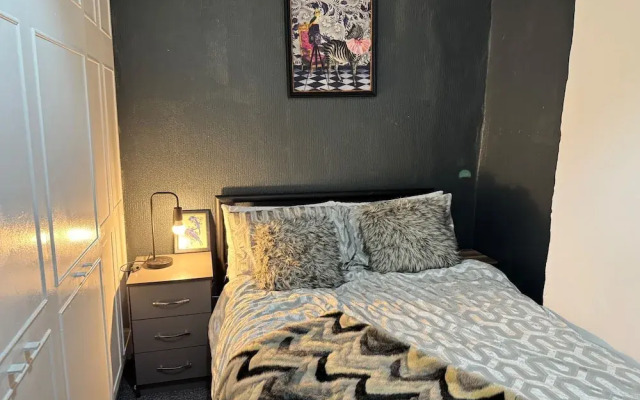 Manchester - House - Sleeps 6 - Parking - Garden