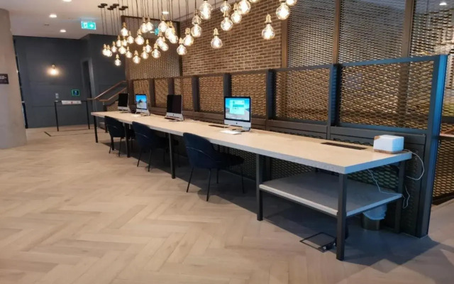 Charles Hope Canary Wharf South Quay