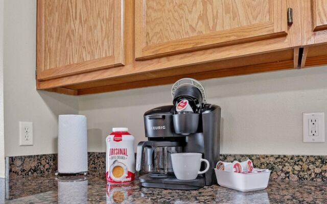 Onsite Gym Pool Fast Wifi More