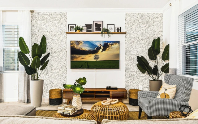 Themed Rooms & Pool in Storey Lake Resort