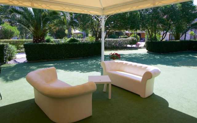 Scenic Holiday Home in Trinitapoli with Swimming Pool