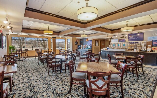 Holiday Inn Express & Suites Delafield by IHG