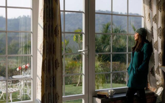 StayVista at Brickwood Hill with Outdoor Infinity Pool & Jacuzzi