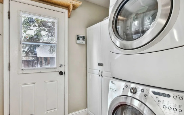 Dancing Bear Cabin Pet Friendly, Sleeps 4, Totally Cute!