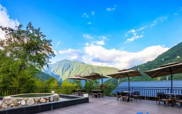 Shanshuijian Hot Spring Hotel (Hailuogou Glacier Forest Park)