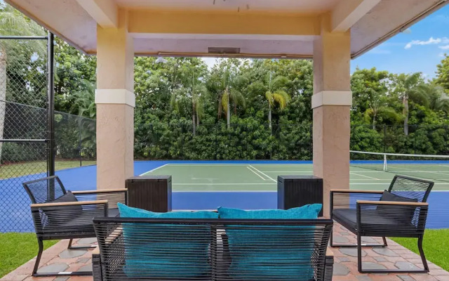 Grand 6BR Plantation Estate w/ Tennis & Pool
