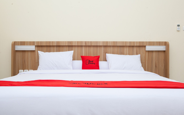 RedDoorz Plus near Pasundan University – Guest Rooms – Bandung