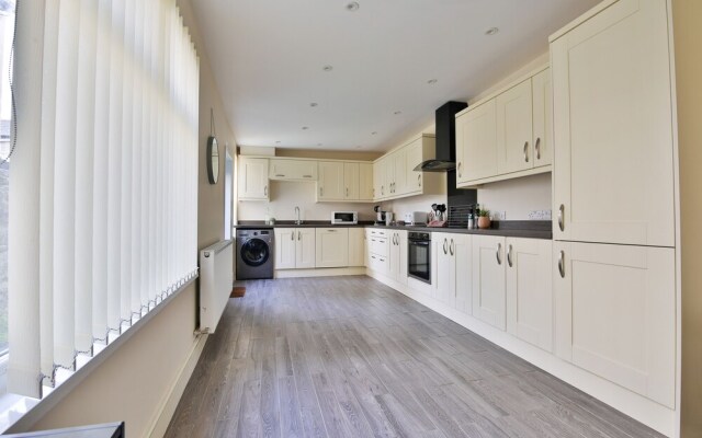 Tranquil 3-bed Home in Cardiff