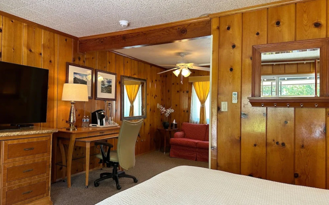 Piazza's Pine Cone Inn