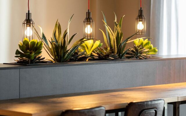 FreshSuites & Bar