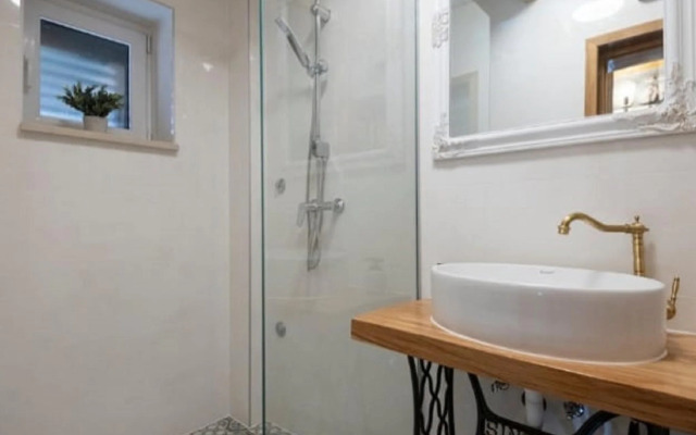 Adorable Holiday Home With Swimming Pool