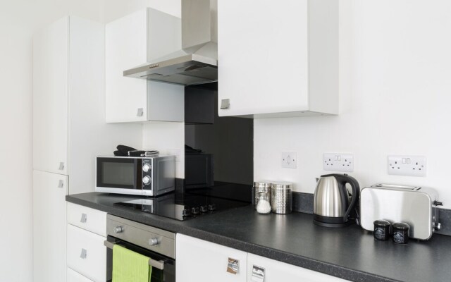 Beautiful 2-bed Apartment Sleeps 5 in Birmingham