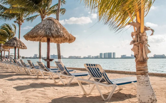 WIVC Coral Mar Resort- Amazing Hotel Zone & Lagoon Views, Enjoy the Tropical Breeze
