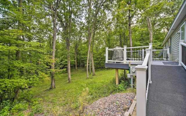 Tranquil Cabin Getaway Near Red Cedar Lake!