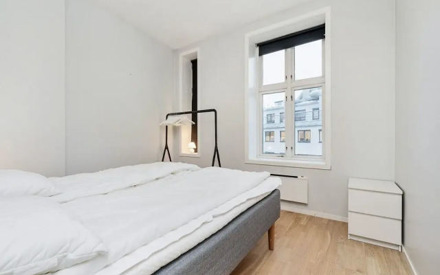 Newly Redecorated 1 Bedroom