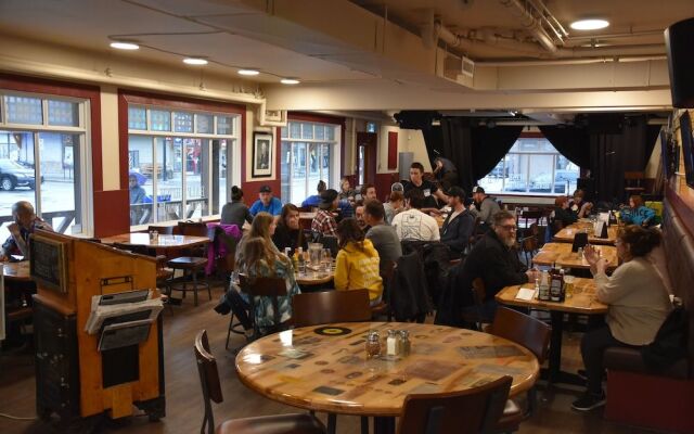 Party Hostel- Canmore Hotel Hostel