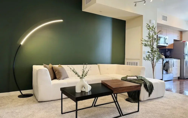 Stylish Retreat W Pool GYM Parking 10min to Cedars