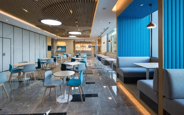 Holiday Inn Express Shanghai Kangqiao by IHG