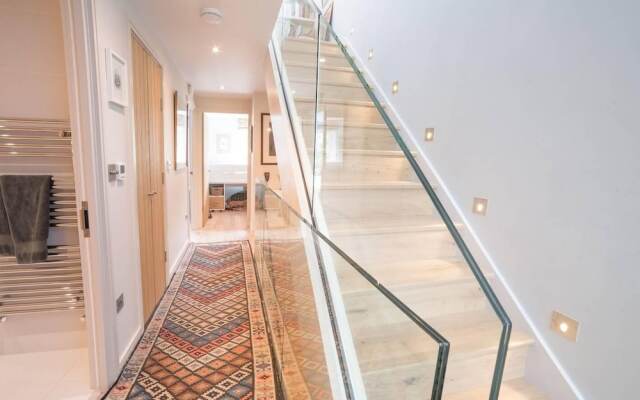 Cosy And Beautiful 4br House