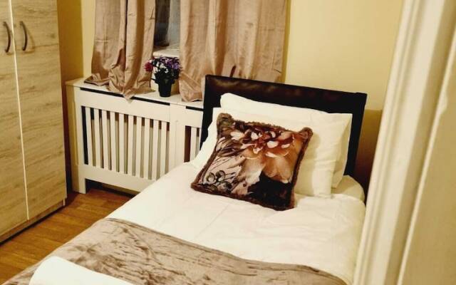 Lovely 5-bed House in Romford, Greater London