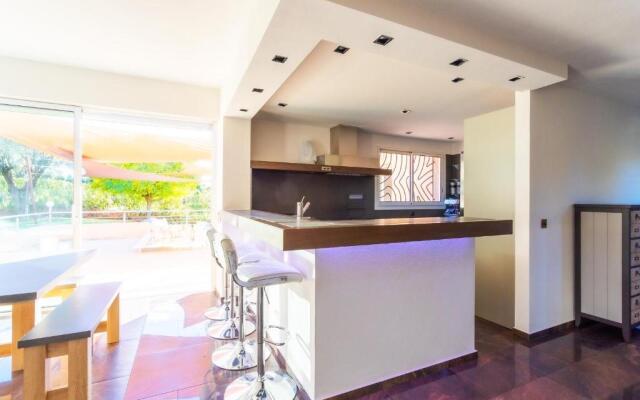 Serene Luxurious Hillside Villa Near Cannes