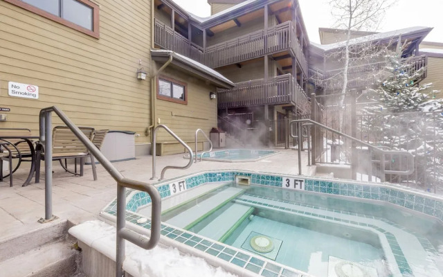 Lodge B209 Condo Walk to Gondola by RedAwning