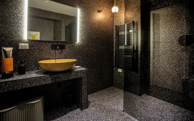 Reverse Art Hotel